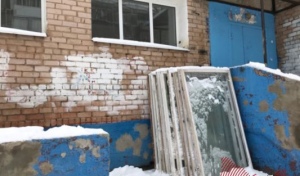 В школе №79 Оренбурга в разгар учебного года меняют окна
