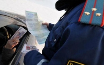 Житель Оренбургской области обещал гаишнику скинуть взятку на карточку