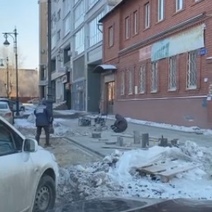 В Оренбурге дорожники прямо в мороз укладывали тротуарную плитку