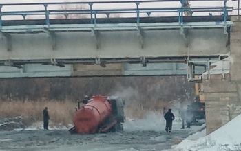 В Бузулуке из полыньи вытягивали грузовой автомобиль