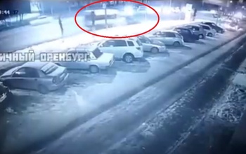 В Оренбурге микроавтобус на полном ходу врезался в припаркованный автомобиль