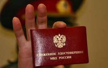Житель Оренбурга грабил людей с поддельным удостоверением полицейского