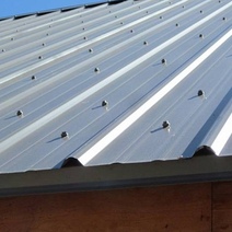 Жительница Оренбурга отсудила компенсацию за падение на неё металлического профлиста