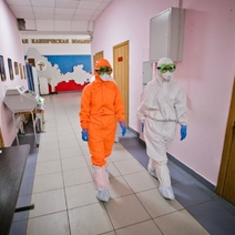 Что за защитный костюм был на Савиновой во время визита в ковид-центр