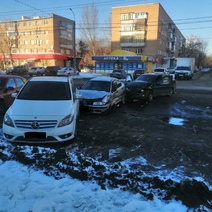 В Оренбурге возле участка мировых судей столкнулись сразу три иномарки