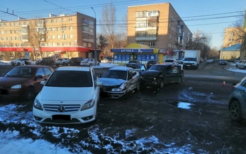 В Оренбурге возле участка мировых судей столкнулись сразу три иномарки