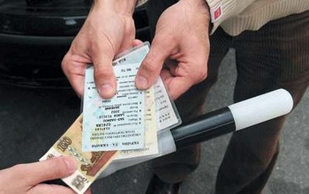 Житель Казахстана оштрафован на 150 тысяч рублей за попытку дачи взятки гаишнику