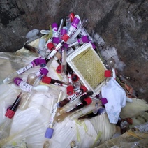 В Новотроицке в мусорном контейнере нашли пробирки со следами крови