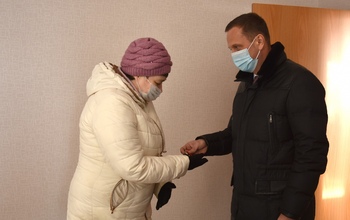 Предновогодний подарок: оренбурженке вручили ключи от долгожданной квартиры