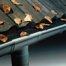 В Бугурусланском районе мужчину не устроило, куда стекает вода с крыши дома соседа