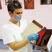 Оренбургским врачам подарили красные тапочки