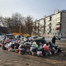 Оренбуржцы снова жалуются на кучи мусора на проспекте Дзержинского