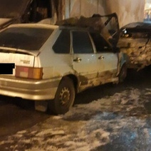 В Оренбурге на улице Высотной ночью подожгли сразу три автомобиля