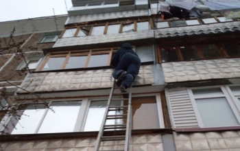 В Оренбурге спасатели пришли на помощь запертой на балконе девушке