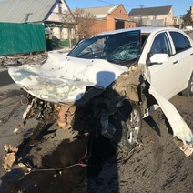 Водитель иномарки, который был, скорее всего, подшофе, врезался в фургон с алкоголем