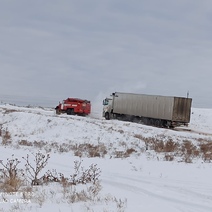 В Оренбургском районе в поле застряла фура с 20 тоннами мандаринов