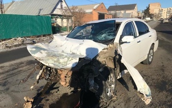 Водитель иномарки, который был, скорее всего, подшофе, врезался в фургон с алкоголем