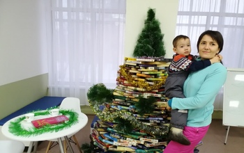 В Гае необычная елка из книг украсила одну из библиотек