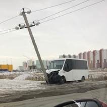 В Оренбурге на Загородном шоссе маршрутка въехала в столб