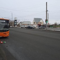 В Оренбурге маршрутный автобус насмерть сбил женщину (18+)