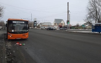 В Оренбурге маршрутный автобус насмерть сбил женщину (18+)