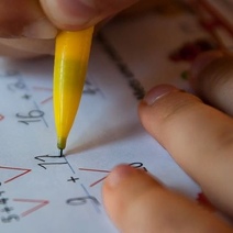 Многие школы Оренбурга решили отправить детей на зимние каникулы позже