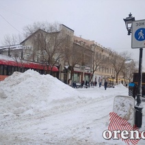 В Оренбурге расчищают от снега главную пешеходную улицу
