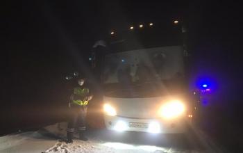 На Ямале при 48-градусном морозе на трассе сломался автобус с вахтовиками из Оренбурга
