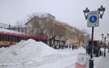 В Оренбурге расчищают от снега главную пешеходную улицу