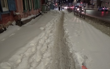 В центре Оренбурга тротуары превратились в тропки