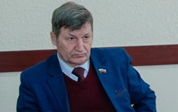 Минздрав отказал Фролову в посещении ковид-центра из-за возраста