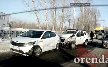 В Оренбурге столкнулись три автомобиля