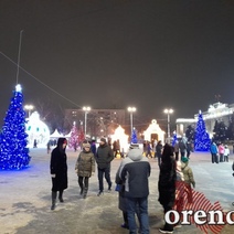 В Оренбурге на площади Ленина раздают бесплатную еду