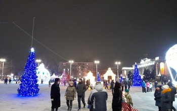В Оренбурге на площади Ленина раздают бесплатную еду
