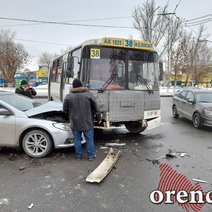 В Оренбурге пассажирский автобус протаранил иномарку