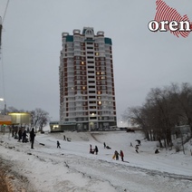 Опасные игры: оренбуржцы устроили стихийную горку возле проезжей части