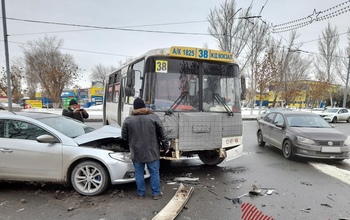 В Оренбурге пассажирский автобус протаранил иномарку