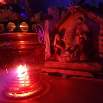 В некоторые оренбургские храмы к Рождеству доставили Вифлеемский огонь