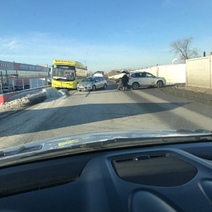 В Оренбурге на улице Авторемонтной автобус столкнулся с легковушкой