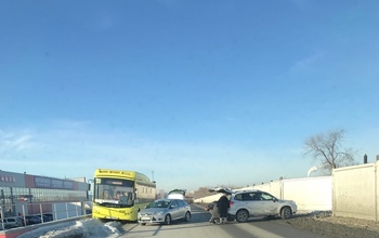 В Оренбурге на улице Авторемонтной автобус столкнулся с легковушкой