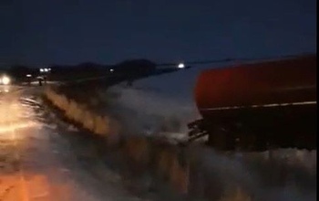 В Оренбуржье при столкновении с нефтевозом погибла водитель иномарки (18+)