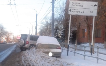В Оренбурге машины, заваленные снегом, становятся проблемой для коммунальщиков
