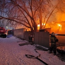 Крупный пожар в жилом секторе ликвидируют в Орске