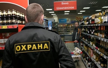 Оренбуржец, уволенный из гипермаркета, устроил драку с охранниками