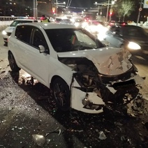 В Оренбурге на проспекте Гагарина столкнулись сразу три автомобиля