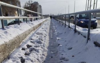 В Оренбурге на улице Уральской пешеходы сами протаптывают себе дорожки