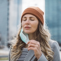 В Оренбуржье не планируют разрешать привитым от COVID-19 ходить без масок