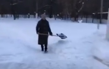 В школе №67 Оренбурга родители помогают чистить снег во дворе