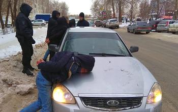 Оренбуржцев, которые обворовывали машины, задержали сотрудники уголовного розыска
