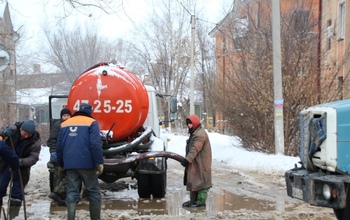 В центре Новотроицка почти сутки устраняют аварию на водоводе
